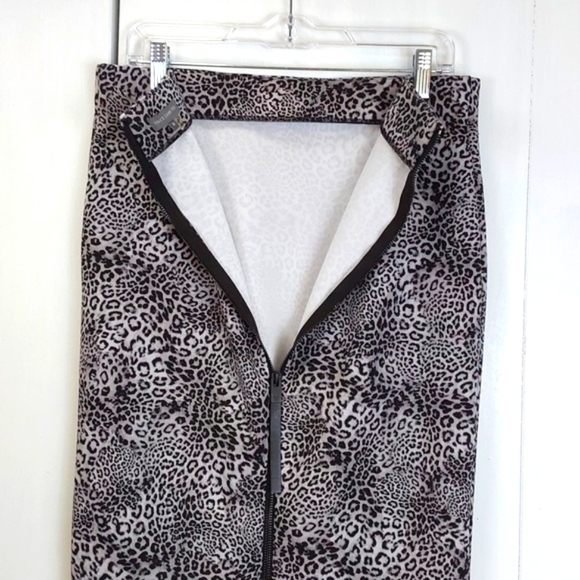 Vince Womens Animal Print Skirt w/ exposed back Zipper Leopard Edgy Sz.Medium - Picture 5 of 7
